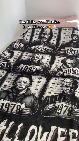 gifting or holiday movie nights! #halloweenblanket #giftideas #bowblanket #halloween #qvcfinds #halloweencostume #blanket #halloweencostume #giftidea 
