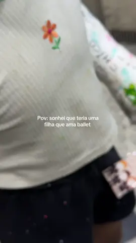 Ela ama jiu-jitsu e é uma Dora aventureira!  O gesso pedindo socorro 🆘  . . #maternidade #maeefilha #estilodevida #jiujitsu #Lifestyle