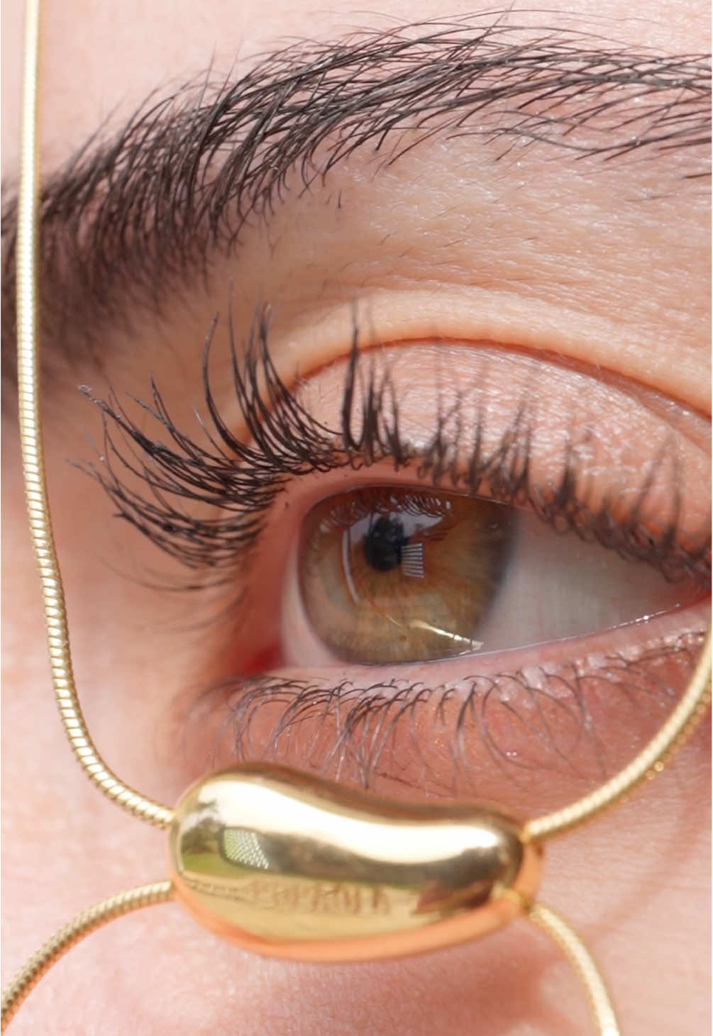 Siluetas que se mueven contigo @PDPAOLA 💛  #pdpaola #joyas #collar #pulsera #joyeria 