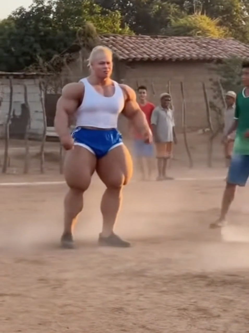 a Bruna jogou futebol com os garotos  #futebol 