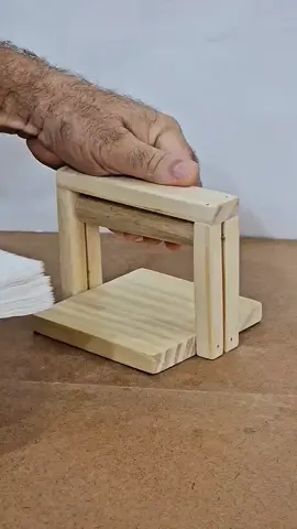 ¿Tu mesa luce descuidada? Dile adiós a las servilletas desordenadas con este hack de madera que puedes hacer ¡incluso si nunca has usado una sierra! 💯 🪵 ¿Quieres las medidas exactas y más de 1000 planos como este? La respuesta es: LA BIBLIA DEL CARPINTERO. 👉 Toca el enlace en mi BIO 🔗 para descargarla antes de que termine la oferta. ¡No te quedes sin tu copia! #carpinteria #melamina #madera #bricolaje #muebles 