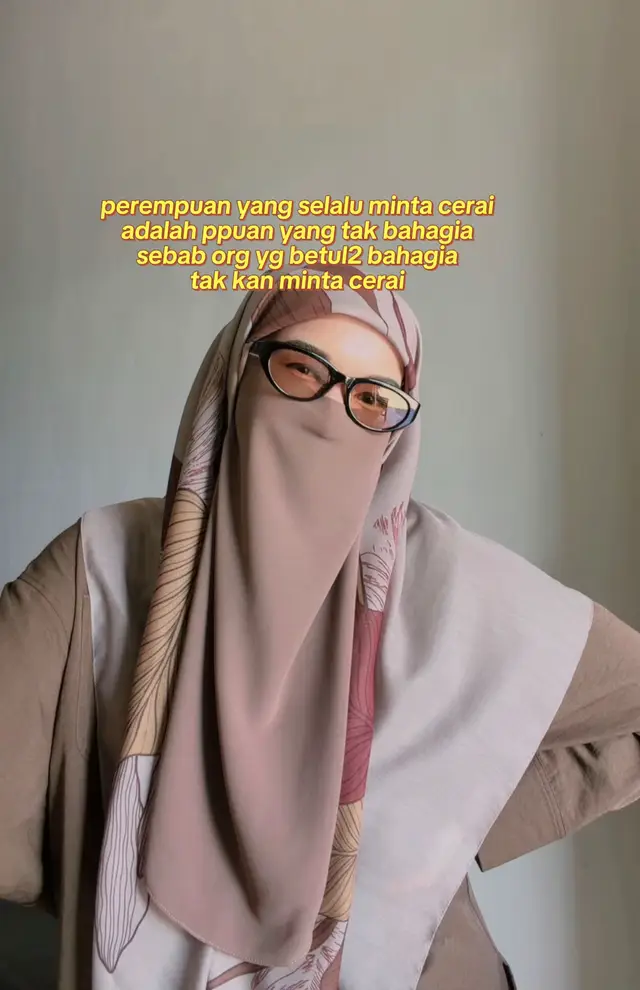 Perempuan minta cerai sebab dia tak bahagia. Orang yang betul-betul bahagia, takkan minta cerai. Kadang bukan sebab gaduh besar pun  tapi sebab ada luka kecil yang tak pernah sembuh, yang lama-lama buat dia hilang rasa. Bahagia tu macam rumah. Kalau atap bocor, mula-mula kita sapu air yang menitik. Lama-lama bila hujan datang berturut-turut, lantai dah mula basah, dinding berkulat, dan akhirnya rumah tu tak rasa selamat lagi untuk didiami. Macam tu juga hati kita  bila tiap kali kita cuba baiki, yang di sebelah cuma pandang tanpa usaha. Perempuan boleh tahan lapar, boleh tahan penat, boleh tahan hidup susah, tapi kita tak boleh tahan bila perasaan kita tak dijaga. Bila setiap hari kita rasa sendirian walaupun ada orang di sebelah, bila setiap malam kita kena pujuk diri sendiri untuk apa terus bertahan atas nama perkahwinan ? itu bukan bahagia, tu sekadar bertahan bertahan untuk benda yang tak pasti Dan bila kita akhirnya minta cerai, tu tanda kita dah habis cara. Kadang yang dia lepaskan bukan suami, tapi diri kita yang dah lama hilang dalam hubungan tu. Sebab bahagia yang dipaksa, lama-lama jadi penjara yang senyap. Dan dalam penjara tu, ada ramai perempuan yang masih tersenyum, padahal jiwanya dah lama mati. waini nurnena - suka menulis kalau hampa suka membaca jemput follow 🥰