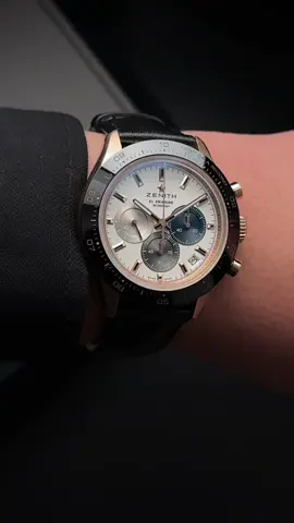 Zenith Chronomaster Sport 18.3100.3600/69.C920 ——— Khi tốc độ, kỹ thuật và vàng thật gặp nhau trong một tuyệt tác. Phiên bản Chronomaster Sport vàng hồng 18K – mang trong mình linh hồn El Primero 3600 huyền thoại, đo chính xác 1/10 giây. Một cỗ máy thể thao xa xỉ, vừa mạnh mẽ, vừa tinh tế – dành cho những ai sưu tầm không chỉ giá trị vật chất, mà cả tinh thần chinh phục thời gian. 💫 Sở hữu tại Đồng Hồ Phố – nơi mỗi chiếc đồng hồ là một khoản đầu tư cho phong cách và giá trị. #Zenith #ChronomasterSport #ElPrimero #GoldWatch #InvestInTime 