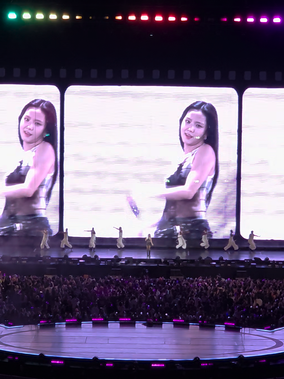 jisoo in bangkok 🖤🩷#blackpinkdeadline #blackpinkinbangkok #blackpinkworldtour #jisoo 