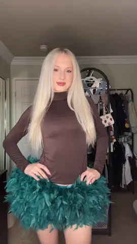 Heavy on the feathers #ariana #arianagrande #glinda #galinda #blonde 