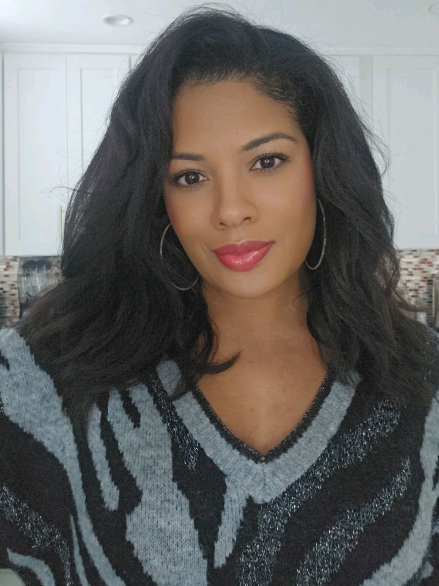 I wasn’t expecting this, but the Carslan Black Magnet Soft Focus Powder performs like my old favorite from Sephora at literally a fraction of the price. It blurs pores, smooths texture, and keeps my face looking airbrushed all day without that heavy feel. #tiktokshopcreatorpicks  #carslanpowder  #makeupdupe  #ViralMakeup  #makeuptok 