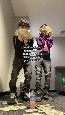 chasin this money like we 30 tho 😂 #fyp #moneyspread #traptok #relateable #xyzbca 