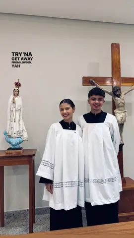 servindo juntos sempre..🇻🇦🫶🏼#servir #altar #catolicos #jovenscatolicos #acolitos #namorados #cruz #nossasenhora #nossasenhoradefatima #uniao 