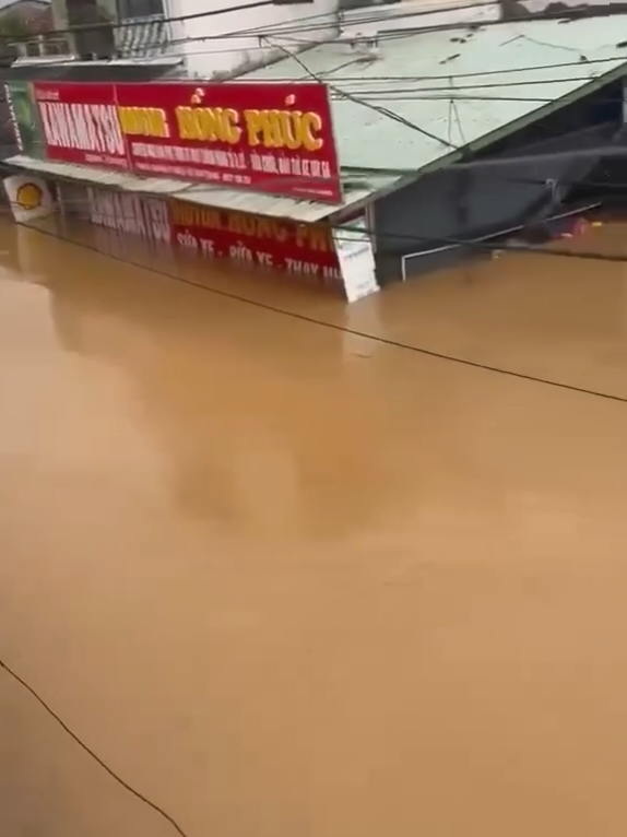 THÀNH PHỐ HỘI AN LÚC NÀY SÁNG 28/10/2025 . TIN TỐT TRƯỚC MẮT ❤❤ĐẾN 6H00 SÁNG NAY (28/10) LŨ SÔNG VU GIA ĐÃ ĐẠT ĐỈNH VÀ ĐANG XUỐNG; LŨ SÔNG THU BỒN TẠI NÔNG SƠN, GIAO THỦY, HIỆP ĐỨC ĐÃ ĐẠT ĐỈNH VÀ ĐANG XUỐNG; CÂU LÂU LÊN NHẸ, HỘI AN CẦM CHỪNG VÀ SẮP ĐẠT ĐỈNH; 3-6 GIỜ ĐẾN LŨ BẮT ĐẦU XUỐNG DẦN, RIÊNG LŨ SÔNG THU BỒN XUỐNG NHƯNG VẪN Ở MỨC BĐ3 => TRÊN BĐ3 #lũlụt #dubaothoitiet #hộian #quảngnam #2025 