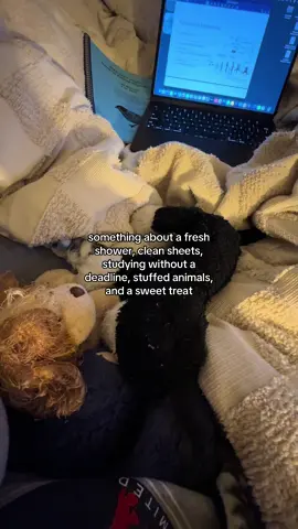 Learning to love the mundane moments 🫶🏼 #monday #relaxing #homework 