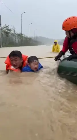 Xin đừng mưa nữa #mientrung #lulut #ngapnuoc #cuunguoi #viral