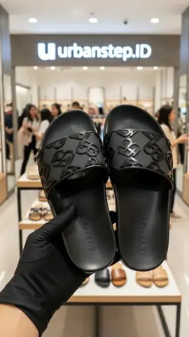 Desainnya clean tapi berkelas. Logo timbul khas Everbest bikin tampil beda dari sandal biasa. Dipadu outfit simple aja udah langsung keliatan rich look 🤌 Cocok buat kamu yang mau tampil effortless tapi tetep mewah. Hashtag: #EverbestStyle #SandalPriaKeren #OOTDInspo #ViralTikTok #StyleMewah