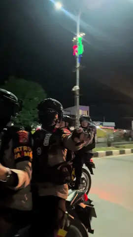 TEAM KALONG RAIMAS DIT SAMAPTA POLDA SULTRA MELAKSANAKAN PATROLI DAN MENEMUKAN , MENGAMANKAN DUA TKP PENGEDAR SINTE YANG BERBEDA SEKALIGUS MENGAMANKAN PELAKU YANG HENDAK MELAKUKAN TAWURAN DI PUKUL 06.00 PAGI .” #teamkalong #raimaspoldasultra #polriuntukmasyarakat #polriuntukindonesia 