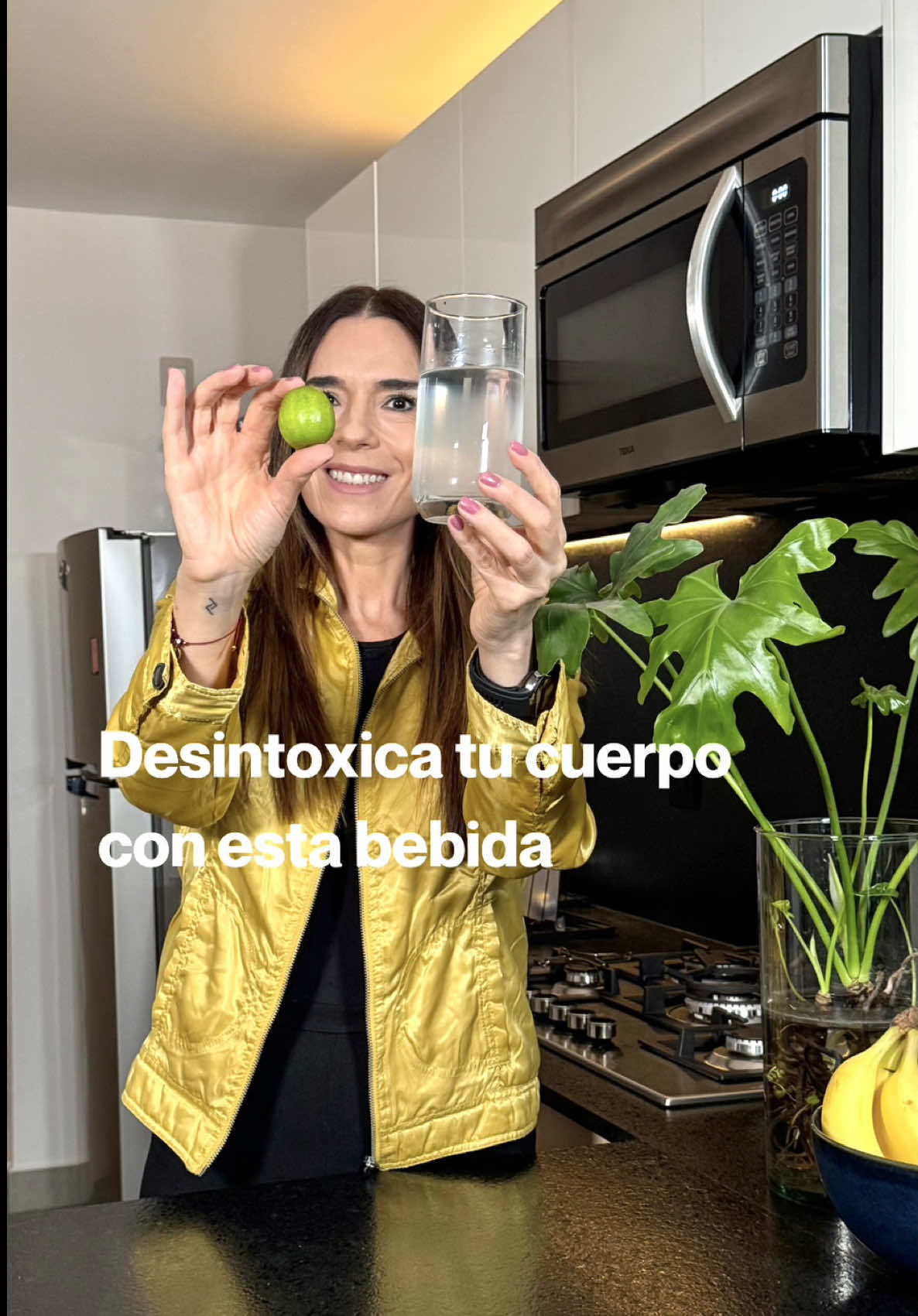 ✅ ¿Qué pasa en tu cuerpo cuando tomas agua con limón al despertar? 1️⃣ Hidratación inmediata: después de varias horas sin agua, tu cuerpo recupera líquidos, lo que ayuda a que todos tus órganos funcionen mejor. 2️⃣ Estimulación del hígado: el limón contiene compuestos como flavonoides y vitamina C que apoyan la producción de enzimas hepáticas, favoreciendo la desintoxicación natural. 3️⃣ Mejora la digestión: el agua tibia con limón puede activar la producción de jugos gástricos y bilis, preparando al sistema digestivo para el día. 4️⃣ Apoyo antioxidante: la vitamina C combate radicales libres, ayudando al hígado en su trabajo de filtrar toxinas. 5️⃣ Equilibrio suave: aunque es ácido, el limón genera un efecto alcalino en el cuerpo al metabolizarse, lo que contribuye a un mejor balance interno. ⚠️ Tip: no es un “detox milagroso”, tu hígado ya es el órgano encargado de limpiar tu cuerpo. El agua con limón es un apoyo, no una cura . . . . . #recetassaludables #vidasana #recetafacil #cocinaconsciente #alimentacionsana   