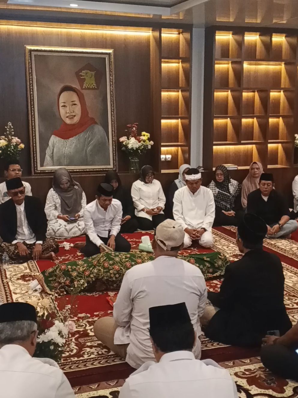 Gubernur Jabar, Kang Dedi Mulyadi Taziah ke rumah duka Bu Dini, Istri Om Zein Bupati Purwakarta. #purwakarta #jawabarat #omzein #dedimulyadi #fyf 