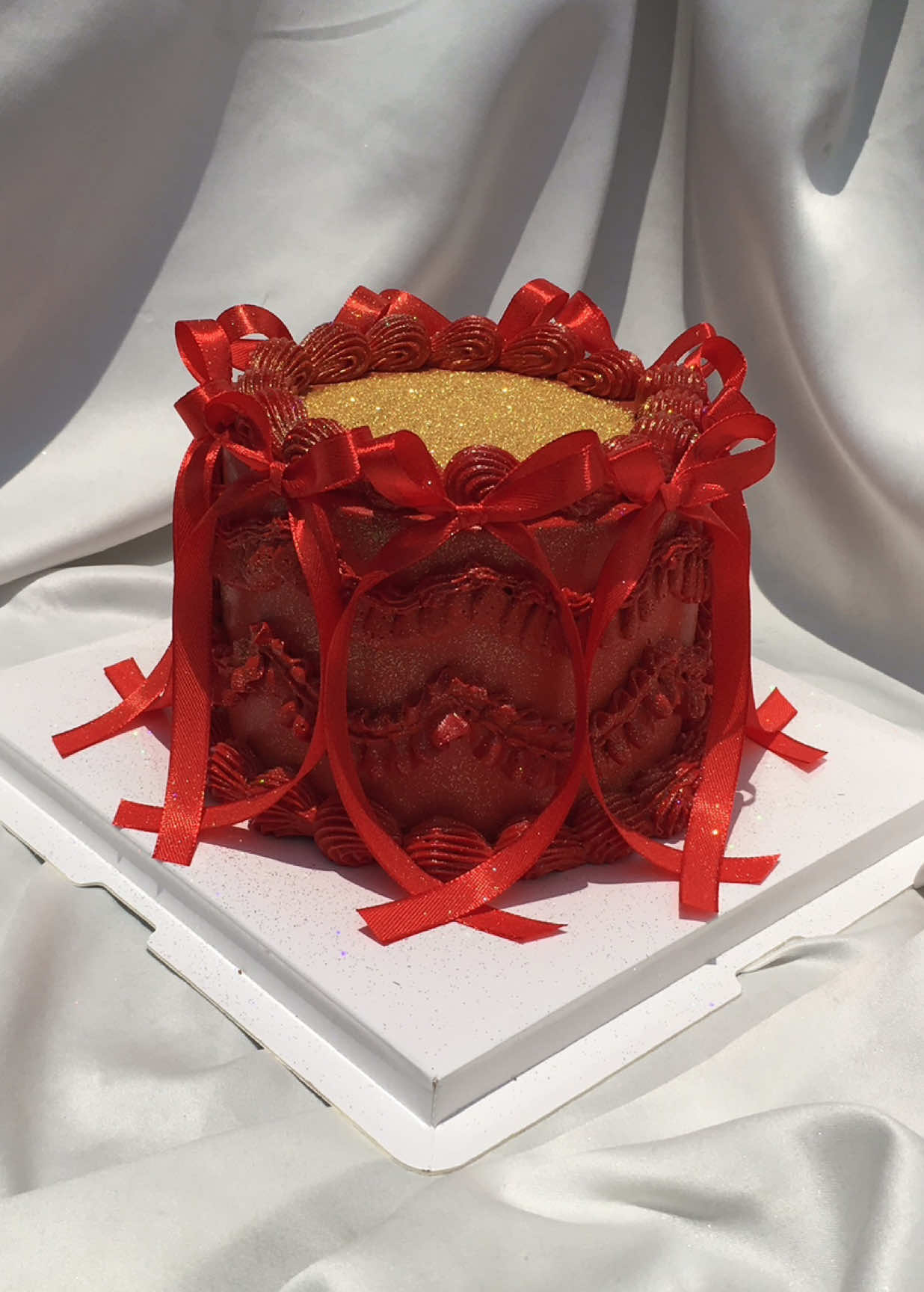 Warna merah selalu matching sama gold 🔱💋 red vintage cake ❤️ Yakin deh walau semerah ini rasanya engg pahit sama sekali🥹 #redcake #vintagecake #caketok #fypシ゚viral🖤tiktok #cakeideas 
