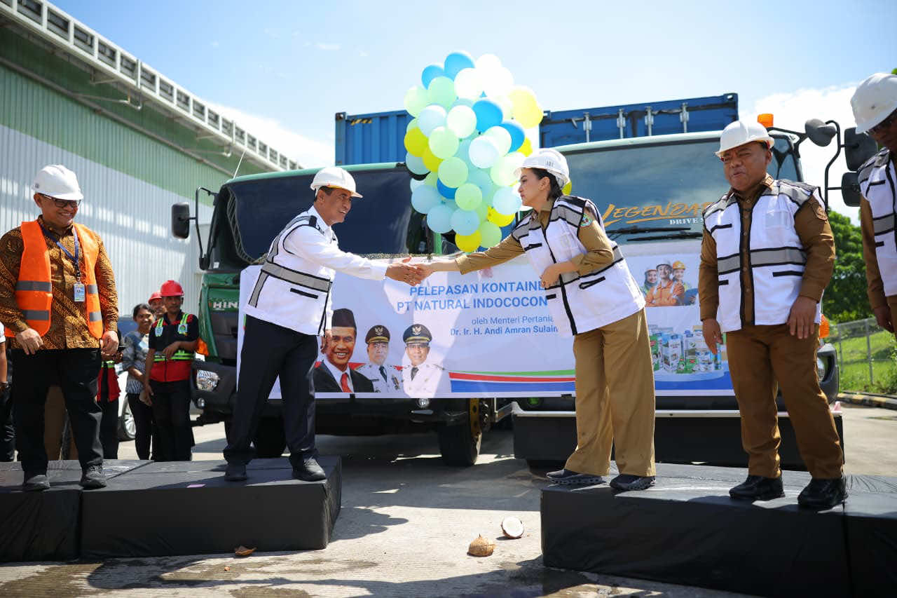 🌴 Cerita dari Halmahera Utara — tentang kelapa, petani, dan masa depan. Kemarin 27 Oktober -  saya mendampingi Menteri Pertanian RI meninjau langsung hamparan kebun kelapa di Halut - Malut. Dari kejauhan, pohon-pohon kelapa itu bergoyang pelan - seolah mengingatkan bahwa di balik kesederhanaannya, ada potensi besar yang belum sepenuhnya kita buka. Saat ini, 158 ribu ha kebun kelapa di Maluku Utara menghasilkan  1 miliar butir per tahun. Tapi kalau lahan ini diintensifkan - 140 pohon per hektar dan tiap pohon berbuah 100 butir per tahun -a an a apotensi itu bisa naik jadi 2,2 miliar butir! 🌱🔥 Kami juga mengunjungi pabrik PT Nico, salah satu contoh nyata hilirisasi kelapa di Halut. Setiap hari, pabrik ini menyerap sekitar 600 ribu butir kelapa, dan mengolahnya menjadi coconut milk berkualitas ekspor ke Tiongkok dan Eropa. Dari Maluku Utara - langsung ke dunia. 🌏✨ Terima kasih kepada Kementerian Pertanian RI atas dukungan 15 ribu ha bibit kelapa baru untuk peremajaan kebun rakyat. Langkah ini bukan sekadar menanam pohon, tapi menanam harapan baru bagi petani dan ekonomi daerah. 💬 “Jangan ekspor bahan mentah. Hilirisasi adalah kunci agar petani menikmati hasil dari kekayaan alamnya sendiri.” — Prabowo Subianto Dari tanah Halmahera, kita belajar: hasil besar dimulai dari kebun kecil, dan kedaulatan dimulai dari keberanian untuk mengolah hasil bumi sendiri. 🇮🇩🌴 #malukuutara #gubsherly #hilirisasi #kelapa #pertanian 