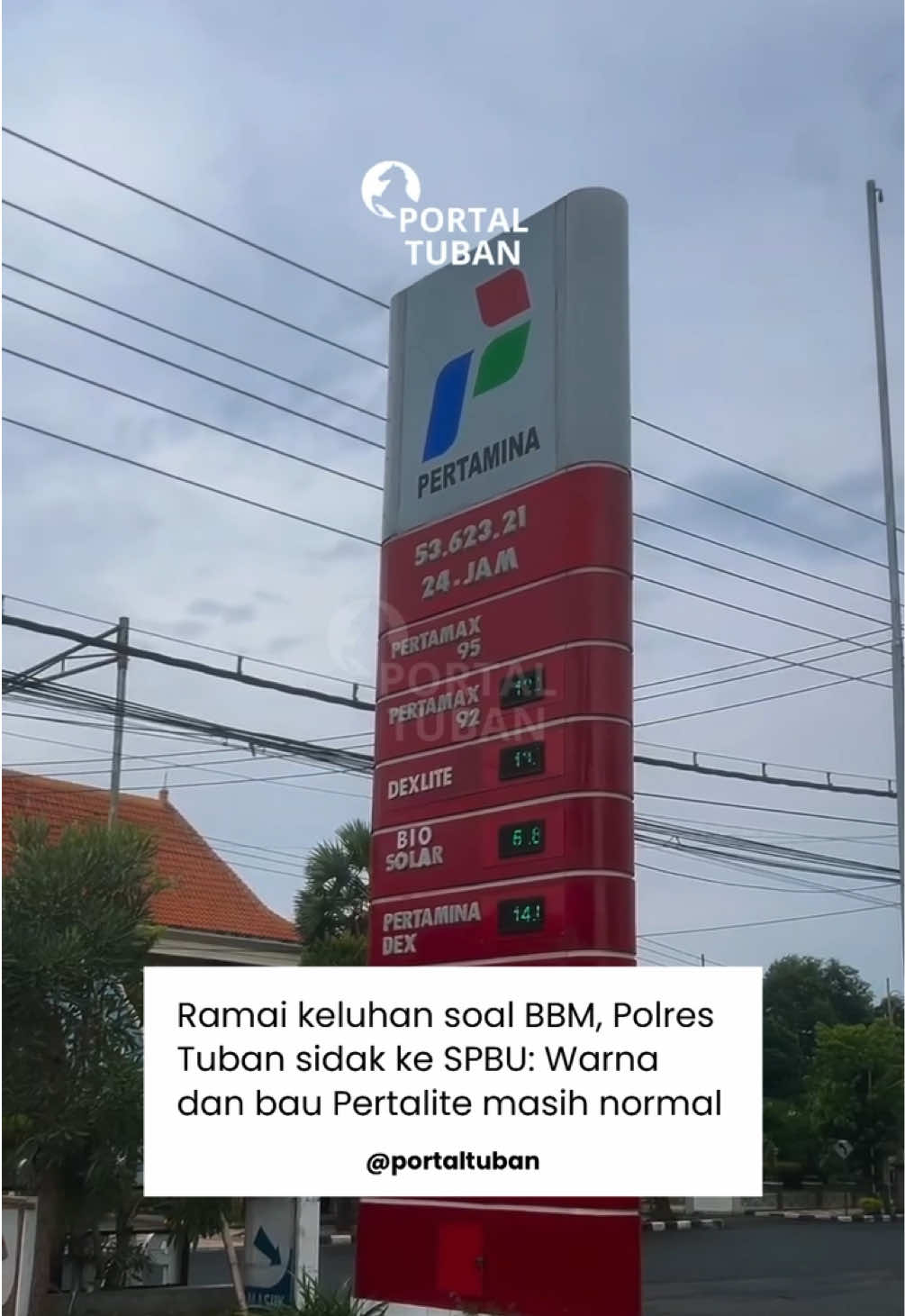 Setelah ramai keluhan warga soal Pertalite yang diduga bikin motor brebet dan mogok, petugas Satreskrim Polres Tuban bersama Dinas Perindag turun langsung melakukukan sidak ke sejumlah SPBU di Tuban, Senin (27/10/2025). Petugas mengambil sampel bahan bakar untuk diperiksa lebih lanjut, dan juga akan melakukan pengecekan ke Terminal BBM (TBBM) guna memastikan sumber pasokan. Dari hasil pemeriksaan awal di lapangan, Riandika dari Unit Tipidter Satreskrim Polres Tuban menyebut sejauh ini warna dan aroma Pertalite masih terpantau normal. #InfoTuban #PortalTuban  #TubanUpdate #BeritaTuban 