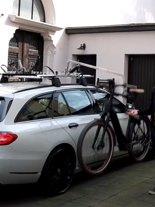 【再掲載】圧リフトでラクラク車載！ eバイク対応のサイクルキャリア「PENDER ebikelifter」 詳しくはこちら👉 https://moov.ooo/article/64dadcabf3aca47d217022a6 出典：PENDER ドイツのスタートアップが開発した車載用サイクルキャリア「PENDER ebikelifter」。重いeバイクでも少ない力で車の屋根に固定できるという。 現在公式Webサイトにて748ユーロ（約119,000円）で予約注文を受け付けている。 油圧リフトでアームが上昇 「PENDER ebikelifter」は油圧式のリフトを採用したサイクルキャリアだ。 自転車をアームに吊るしてレバーを回すと、アームが上昇し車の屋根の上まで持ち上がる。屋根に載った自転車は、ロックとストラップでレールにしっかり固定できる。 重さ30kgまでの自転車に対応。車1台に最大2つ設置でき、アーム部分はドア開閉の邪魔にならないよう簡単に取り外せるようになっている。 ・　・　・ 旅先でも思いっきりサイクリングできる？ #車載用サイクルキャリア #サイクリング