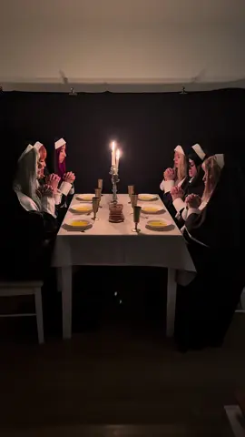 Próximamente… Empezando la semana de Halloween 🎃 📸: @raulespejo.ph (en instagram) @Kugi 🧋🖤  @Fizzycosplay  @yomionfiree  @Sango Usagi Uchiha  @María Paz Vilches  #cosplaychile #cosplay #cosplaycommunity #cosplayers #sonobisquedoll #mydressupdarling #chile