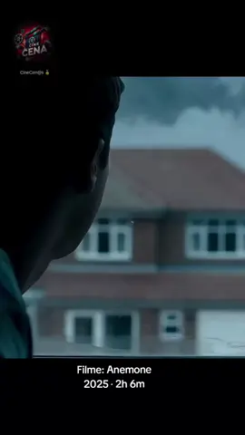 O filme Anemone (2025) explora os laços complexos entre pais e filhos, com a sinopse oficial descrevendo-o como um drama familiar sobre vidas destruídas por legados de violência e um passado complicado. Daniel Day-Lewis, Sean Bean e Samantha Morton estrelam a produção, que marca a estreia na direção de Ronan Day-Lewis, filho do ator, que também assinou o roteiro com o pai. A história centra-se em um homem que viaja para a floresta para se reconectar com seu irmão eremita (interpretado por Day-Lewis), com quem tem uma relação tensa, embora por vezes terna, alterada por eventos devastadores no passado. #Cine #cenas 
