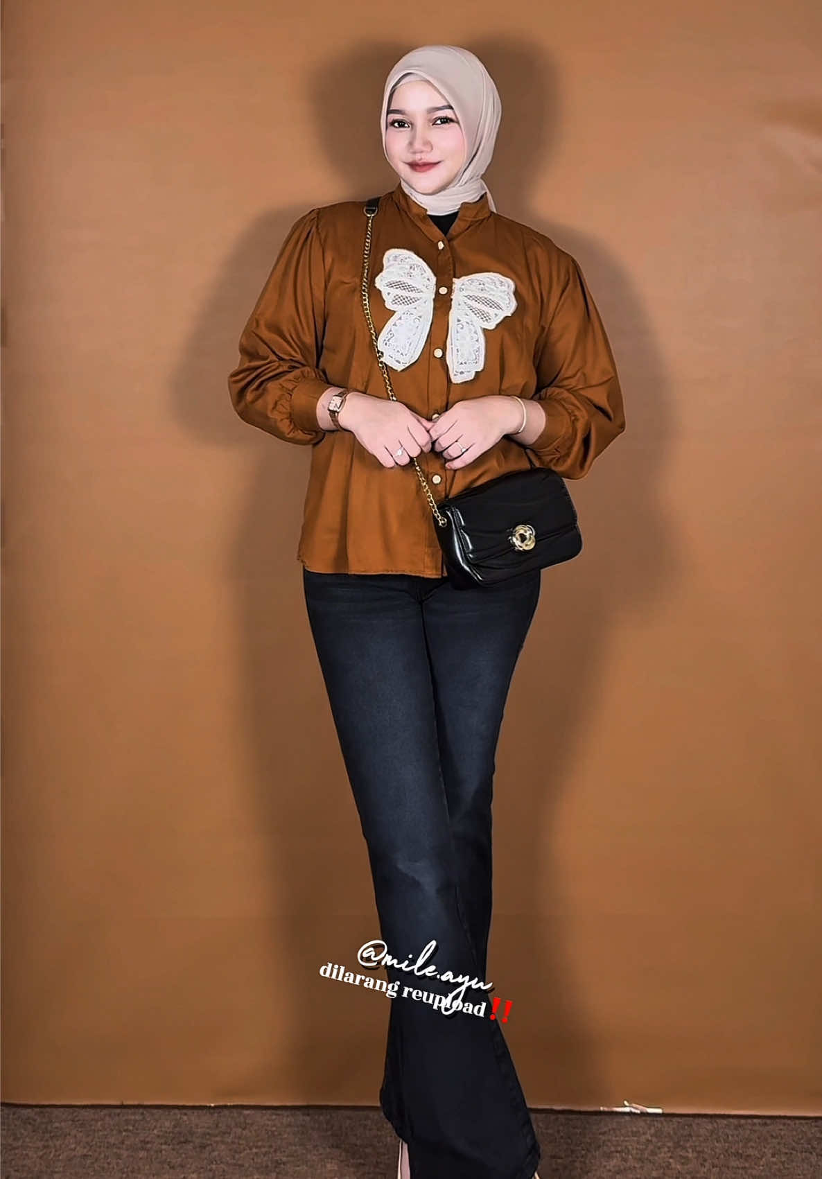 definisi kemeja simpel tapi lucukkkk😋 . . . . . . . . . . #kemeja #blouse #atasanwanita #outfitinspiration #outfitideas 