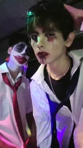 disfraz de hallowen #fiestadehalloween #disfrazhalloween #amigos #canciones  #maquillaje  ideas para hallowen vampiro disfraz de amigos amigos guapos hallowen chicos guapos