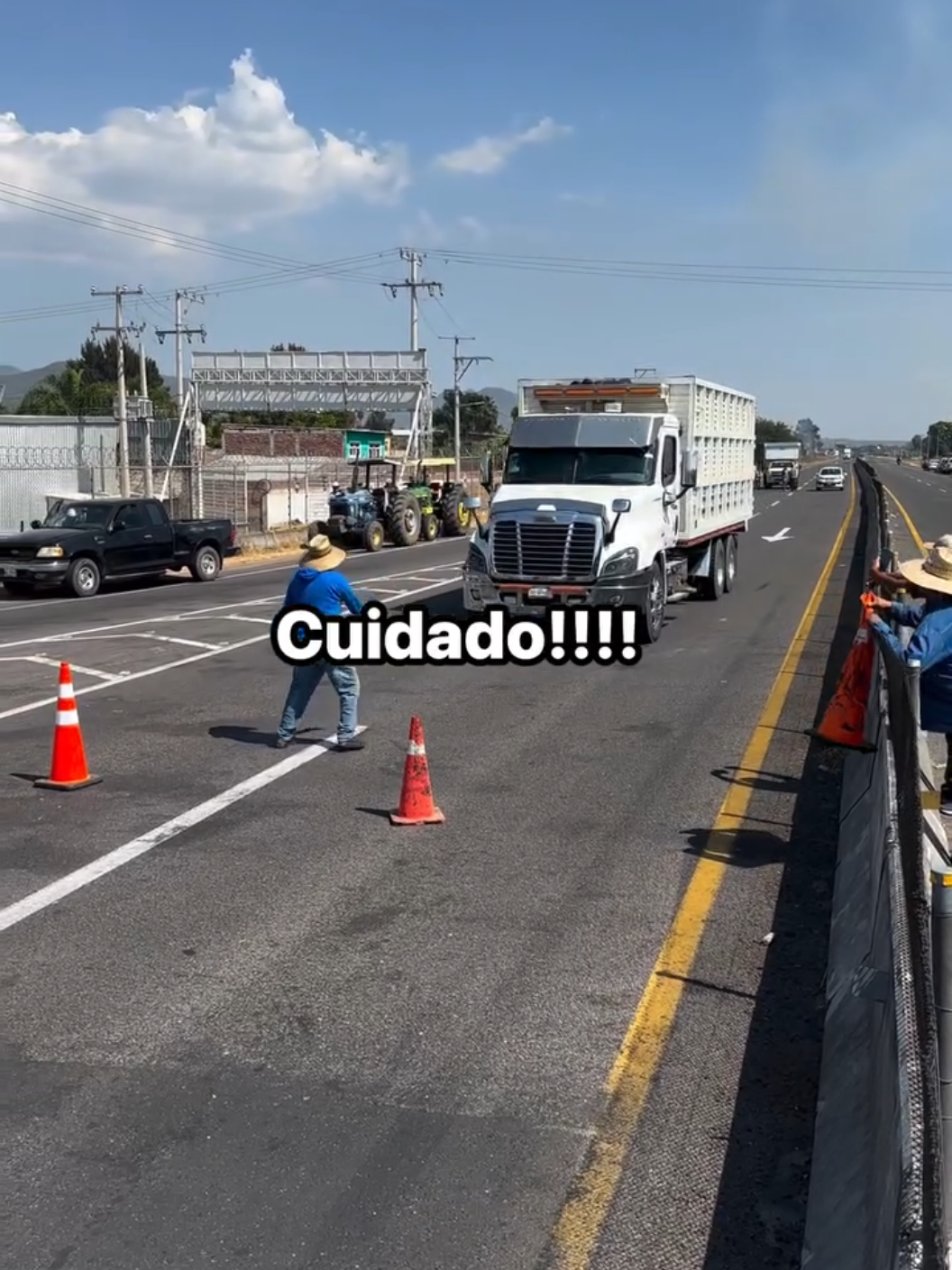 Torton Cargado No para en Bloqueo carretero Tramo Pénjamo-La Piedad  #panoramabajío #LIVEIncentiveProgram #VIDEOVIRAL #LIVEStory #PaidPartnership 