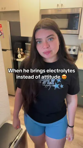 The blue hawaiian flavor makes it soo easy to get your electrolytes in daily 😍😍 #electrolytes #hydration #bluehawaiian #justingredients #zerosugar 