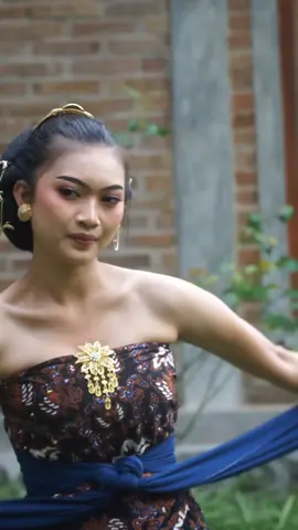 Gerak lembut, makna dalam setiap langkah. Tarian klasik bukan sekadar gerakan, tapi warisan yang hidup di setiap jiwa penarinya ✨ ✨ OPEN CLASS – TARIAN KLASIK ✨ Yuk, rasakan keindahan dan makna di setiap gerak tarian klasik bersama kami! 📍 Lokasi: Studio Rama Sinta 📅 Jadwal: 01 November 2025 🎟️ Terbuka untuk semua usia Mari lestarikan budaya melalui gerak yang anggun dan penuh makna. #yogyakarta #StudioRamaSinta #fypp #BelajarMenari #tarianklasik 