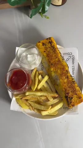 شاورما لذيذه🤩: الطريقه: تتبيله الدجاج ملعقتين كبيره زبادي نص عصير ليمونه  بهارات شاورما ،بابريكا مدخنه ، ثوم بودره ، بصل بودره ، فلفل اسود،  فلفل مجروش