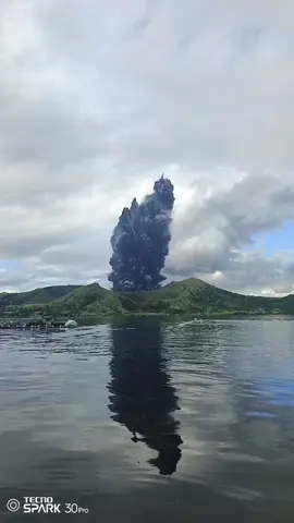 October 26 2025 8:20am naganap un pangalawa pag putok ng bulkan taal na my mga kasama bato ‼️disclaimer lng po tumatawa un mga nasa video kasi sa taranta sa pag sakay ng bangka ay nadulas   #taalvolcano #taalvolcanoupdatetoday 