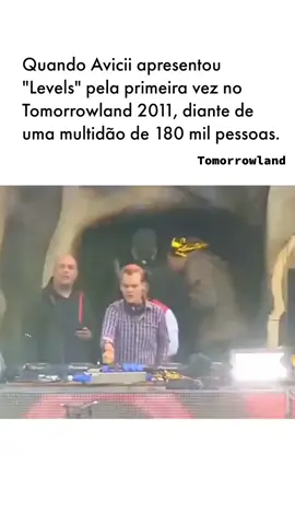 Em **2011**, Avicii apresentou **“Levels” pela primeira vez na Tomorrowland**, na Bélgica. A música ainda não havia sido lançada oficialmente, mas, assim que começou a tocar, o público reconheceu algo especial. A combinação da melodia energética com o vocal de *Etta James* fez a multidão vibrar e cantar junto, mesmo sem conhecer a faixa. Aquele momento se tornou **histórico na história da música eletrônica**, marcando o início da ascensão global de Avicii e transformando “Levels” em um dos maiores hinos da Tomorrowland. #avicii #eletronica #tomorrowland #pop #fyppppppppppppppppppppppp 