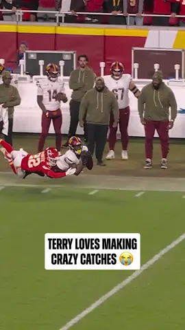 #jaydendaniels loves it 😂 #nfl #washingtoncommanders #terrymclaurin @Washington Commanders 