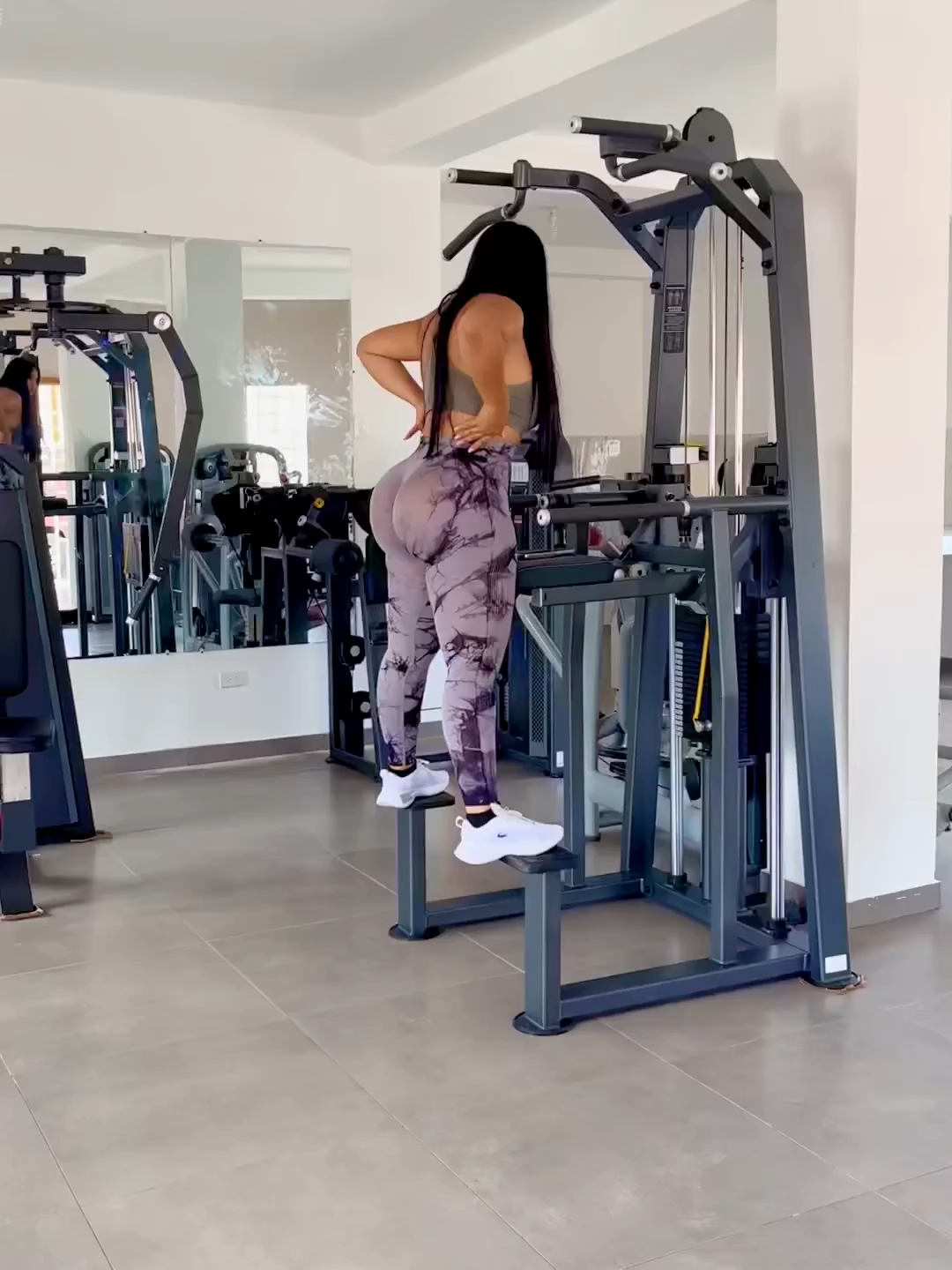 Alejandra Quiroz haciendo sus ejercicios en el gimnasio#alejandraquiroz #alejandraquirozvideos #camilapatino
