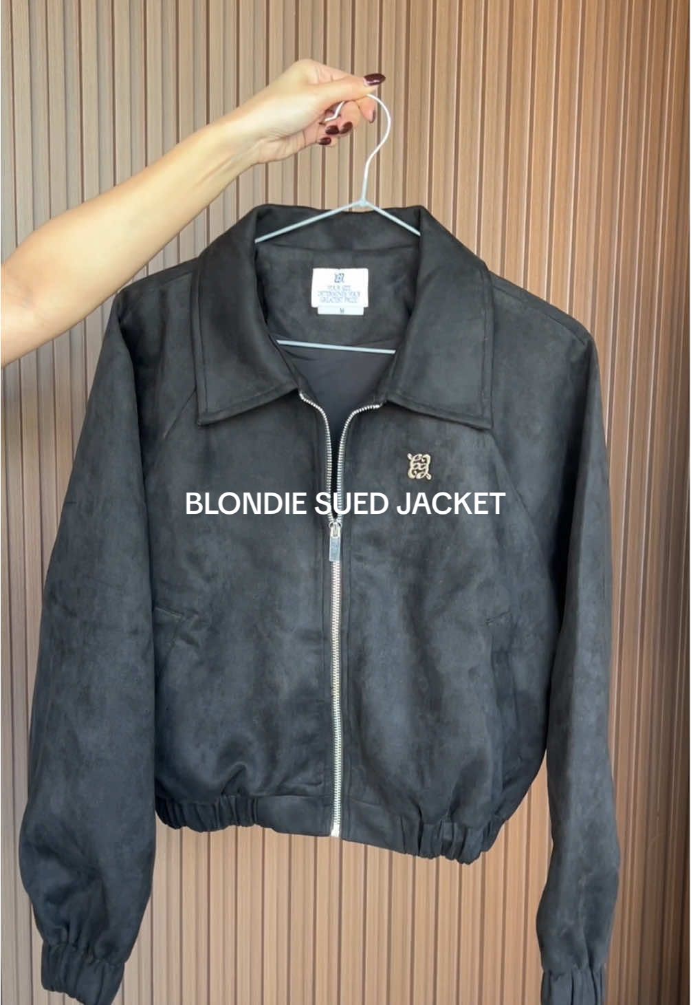 Blondie Sued Jacket ⚒️เสื้อแจ๊คเก็ตหนังกลับแขนยาว ใส่แล้วดูแพง ทรงสวยไม่ใหญ่ ไม่เล็กเกินไป มีกระเป๋า 2 ข้าง สามารถใส่ของได้จริง  #chuuchop #chuugirl #เสื้อแจ๊คเก็ต #Jacket #เสื้อกันหนาว
