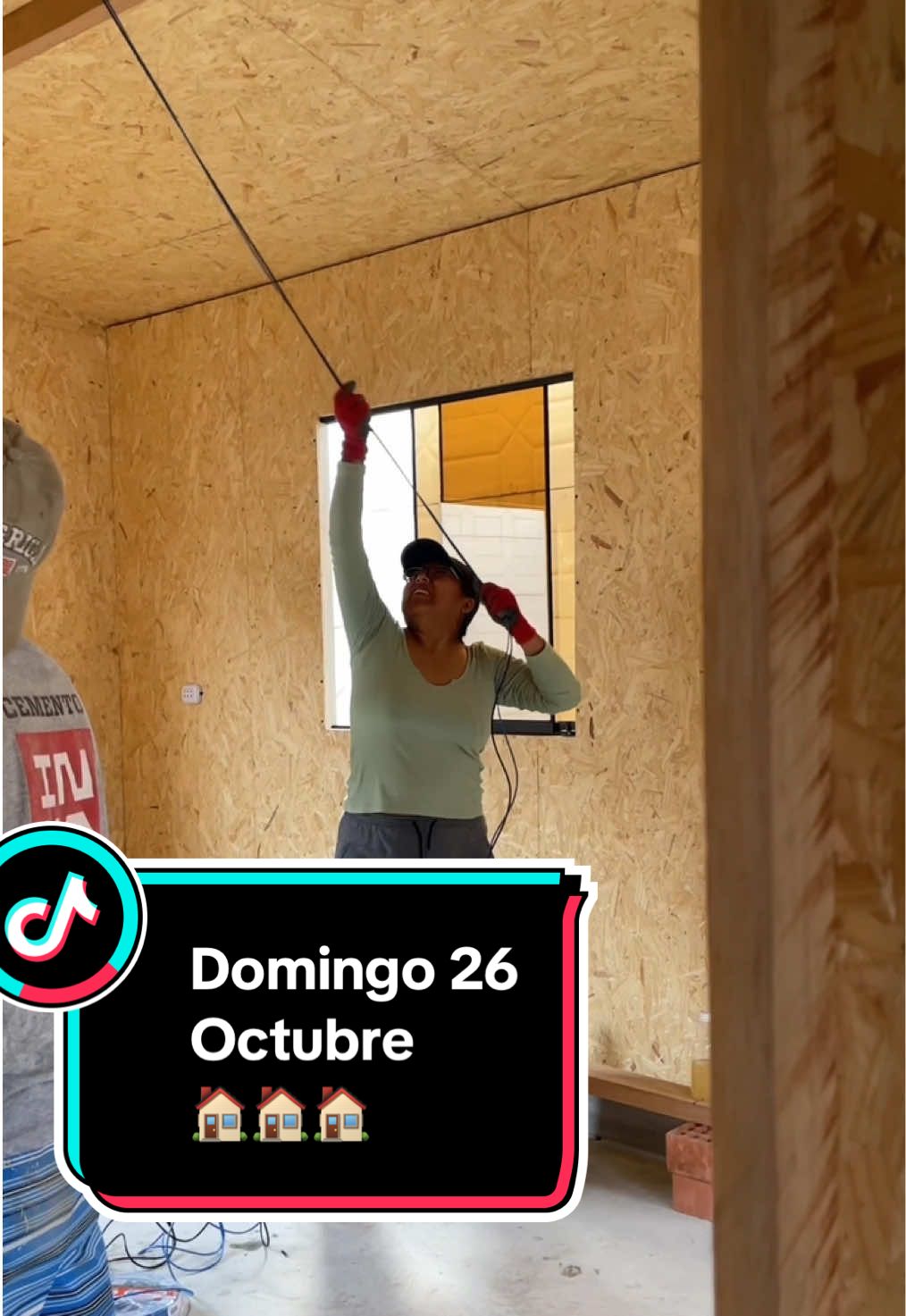 DOMINGO 26 DE OCTUBRE 🏠 Hoy nuestra cabaña tuvo luz por primera vez 🔌✨ Parece algo pequeño, pero para nosotros fue un gran avance. #familiasotoquispe #reciencasados #matrimonio #vidadeesposos #esposos 