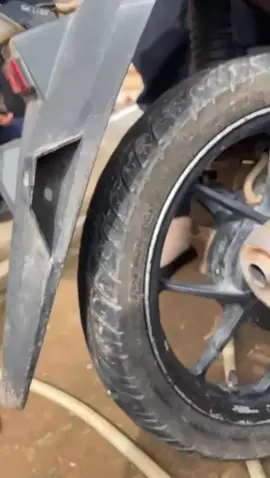 AUTO TUKANG BENGKEL NYARI LINGISNYO🤭 plis lah kaka bangkel ado masalah apo sampe lingis kamu bukak motor itu temasok dalam ban😭🤣#fypage #agaklaen #pnmmekaarhits #kocakbanget 