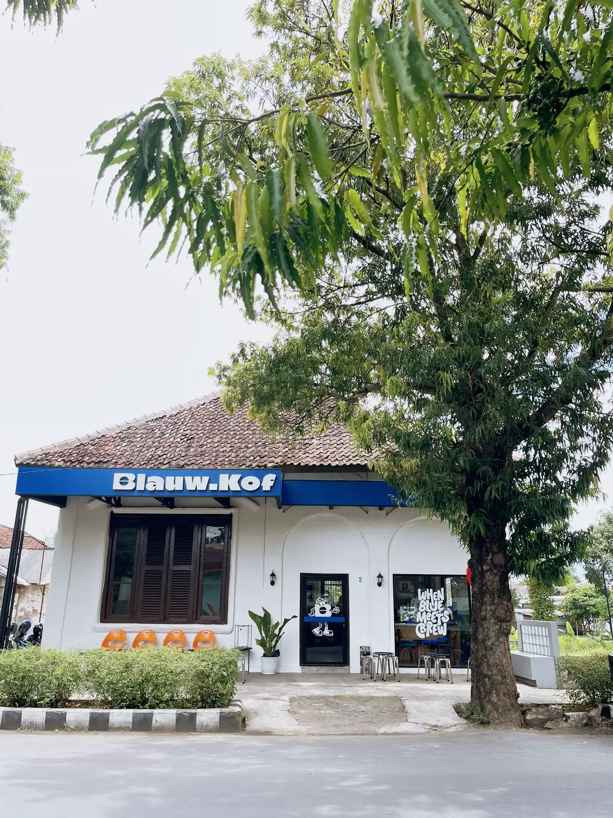 Melangkah ke kawasan Slawi, Anda akan menemukan Blauw.Kof, kafe baru dengan nuansa estetik yang fotogenik. Kafe ini menghadirkan kenyamanan dengan ruangan dalam dan luar yang luas. Tempat ini nyaman untuk Anda jadikan sebagai tempat WFC atau kumpul bareng teman atau pasangan soalnya banyak colokan juga jadi cocok banget buat kamu yang mau bikin tugas atau skripsi, atau sekedar buat main game dan Setiap sudut detailnya bisa jadi spot foto buat lengkapin feeds kamu. 📍: Jl. Kh Wahid Hasyim, RT.01/RW.08, Kalijembangan, Pakembaran, Kec. Slawi, Kabupaten Tegal, Jawa Tengah 52415. 📸: @Blauw.kof ⏱️ : 09.00-23.00 WIB #slawi #kulinerslawi #cafetegal #explorecafe #fyp 