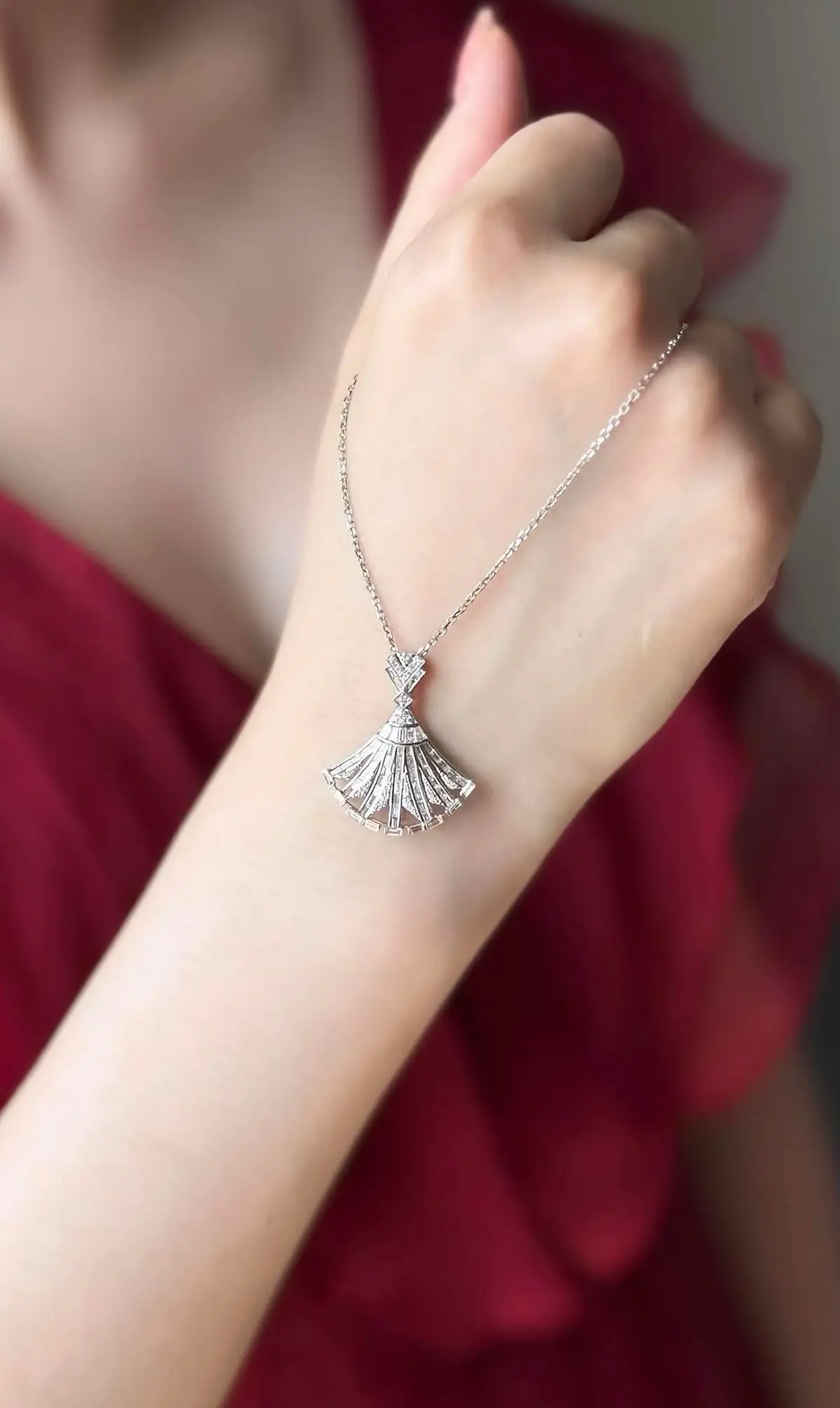 🌹 “𝚃𝚛𝚊𝚗𝚐 𝚜𝚞̛́𝚌 𝚝𝚒𝚗𝚑 𝚡𝚊̉𝚘 – 𝚍𝚒𝚎̂̉𝚖 𝚗𝚑𝚊̂́𝚗 𝚌𝚞̉𝚊 𝚖𝚘̣𝚒 𝚚𝚞𝚢́ 𝚌𝚘̂ 𝚝𝚑𝚊𝚗𝚑 𝚕𝚒̣𝚌𝚑.” Thiết kế từ vàng 18k cao cấp KLT 0.7c Gồm 97viên kim cương được các thợ kim hoàn lâu năm đã khéo léo tỉ mỉ sắp xếp. Trong đó có 61 viên baguette (1.8x1.0mm – 2.4x1.2mm)&  36 viên kim tròn (0.8 – 1.9mm)mang thiết kế độc đáo, lấy cảm hứng từ hình quạt xòe – biểu tượng của sự quý phái và tinh tế. Phần trung tâm được nhấn nhá bằng viên kim cương nổi bật, tỏa ra những dải sáng tựa như tia nắng ban mai, mang đến cảm giác sang trọng, quyền lực nhưng vẫn mềm mại và nữ tính.mặt dây chuyền không chỉ là một món trang sức mà còn là lời khẳng định phong cách, đẳng cấp và sự tự tin của người phụ nữ hiện đại. Giá mặt dây 35.000.000 VND  ▫️ Spa miễn phí trọn đời sản phẩm ▫️ Tặng thẻ Vip với nhiều đặc quyền từ LUJI------------------------- ▫️ Showroom: 𝟭𝟱𝟴 𝗣𝗵𝗼̂́ 𝗛𝘂𝗲̂́- 𝗛𝗮𝗶 𝗕𝗮̀ 𝗧𝗿𝘂̛𝗻𝗴- 𝗛𝗮̀ 𝗡𝗼̣̂𝗶 ▫️ Hotline - Viber - Zalo - Imess : 0925890000 ▫️ Website / Fanpage / Instagram : 𝗟𝗨𝗝𝗜.𝗩𝗡 #nhẫn_cưới #trang_sức #luji_jewelry