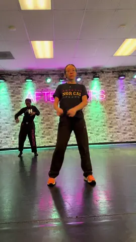 Had a blast teaching part 1 of this dance tonight!! Come through next week for round 2 😎All Level Afrobeats with Taylor. Sign up on the AfterHours Dance Studio website or DM me 🫶 ft. The Queen @aariynaaliyahdance 😍 #amapiano #dance #afrobeats 