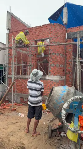 Trời mưa bão nhưng ae vẫn cố gắng làm tranh thủ kịp ngày lợp cho gia chủ ☺️#nhadepvantham #xuhuong #thietkenhadep #xaynhadeptiengiang #thicongnhatrongoi 