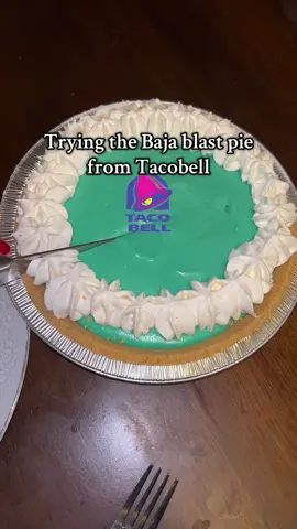Baja Blast Pie! 🖤 @tacobell  #review #tacobell #foryoupage #fyp #viral 