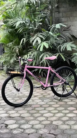 Sepeda Federal Lady Pink Rose🚲 📲 info pemesanan via WA 081235445525 📍 Jl. Cimalaya no.40 Bendo Kota Blitar (Maps : Lowo Garage) #lowogarage #fyp #sepedablitar #federallady #kalcer    