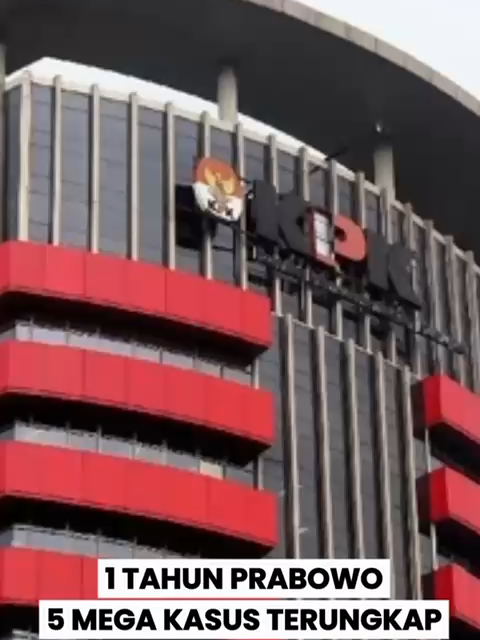 Satu tahun pemerintahan Presiden Prabowo Subianto menunjukkan hasil nyata dalam komitmen pemberantasan korupsi. 💪 Lima mega kasus besar berhasil diungkap oleh aparat penegak hukum, menandai era baru transparansi dan ketegasan hukum di Indonesia. Langkah tegas ini menjadi bukti bahwa pemerintahan Prabowo berorientasi pada pemerintahan bersih, berintegritas, dan berkeadilan demi mewujudkan kepercayaan publik dan kemajuan bangsa #1TahunPrabowo #visipresidenprabowo #astacita #PemerintahanBersih #AntiKorupsi #GoodGovernance #Integritas #ReformasiBirokrasi #IndonesiaMaju