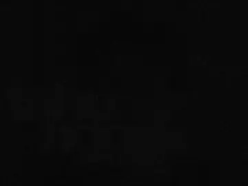 .  penjelasannya secara sederhana: 1. 🌟 Cahaya dari bintang tidak langsung sampai ke Bumi. Bintang-bintang berada sangat jauh dari kita. Jaraknya diukur dengan satuan tahun cahaya, yaitu jarak yang ditempuh cahaya selama 1 tahun (sekitar 9,46 triliun kilometer). 2. 🕰️ Cahaya butuh waktu untuk menempuh jarak itu. Misalnya, jika sebuah bintang berjarak 10 tahun cahaya, maka cahaya dari bintang itu butuh 10 tahun untuk sampai ke Bumi. 3. 👀 Artinya, kita melihat bintang seperti 10 tahun yang lalu. Jadi, ketika kamu melihat bintang itu malam ini, kamu sebenarnya melihat cahayanya yang dipancarkan 10 tahun lalu, bukan keadaan bintangnya saat ini. 4. 🌠 Contoh lebih ekstrem: Matahari berjarak sekitar 8 menit cahaya dari Bumi → artinya kita melihat keadaan Matahari 8 menit yang lalu. Bintang Betelgeuse berjarak sekitar 640 tahun cahaya → kita melihat Betelgeuse seperti 640 tahun yang lalu. 🧠 Kesimpulan: Kita “melihat masa lalu” bintang karena cahaya memerlukan waktu untuk melakukan perjalanan dari bintang ke mata kita. Semakin jauh jaraknya, semakin jauh pula kita melihat ke masa lalunya. Apakah kamu mau aku bantu buatkan ilustrasi visualnya (gambar sederhana yang menunjukkan konsep ini)?