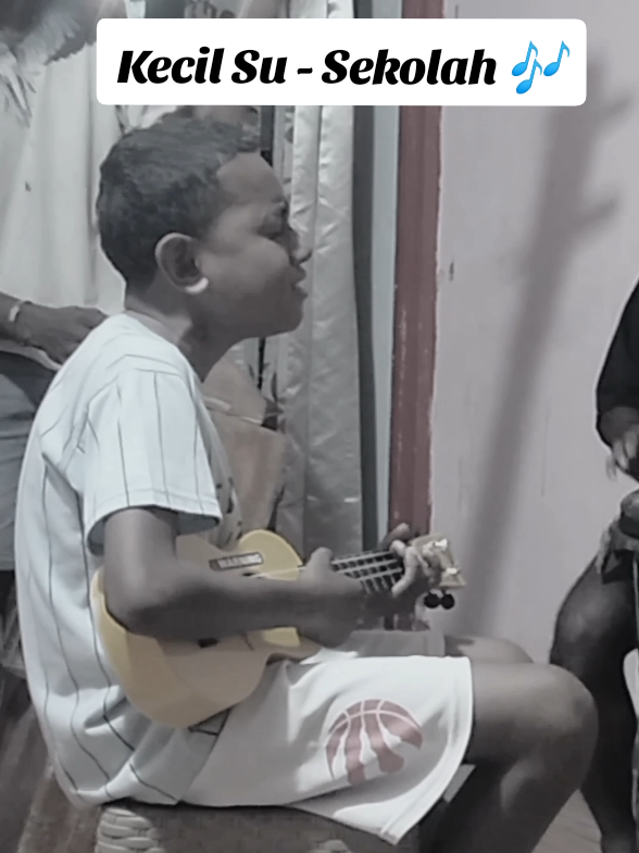 🎶 : Kecil Su Sekolah Cover By Akustik Yerusalem  ijin Kaka @roykadmaerubun 🙏🏽 #terusberprosesdanberkarya #akustikpapua #civersong #kecilsusekolah #percayaproses 
