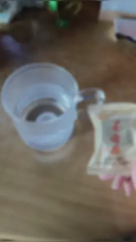 💁每天一杯九吉公姜母茶‼️每天给自己留十分钟，泡一杯九吉公姜母茶吧🤗看着姜母茶的块状慢慢融化🤎姜香裹着暖意漫出来☕喝一口先是温柔的甜🥰后是淡淡的姜辣在舌尖散开✨顺着喉咙暖到胃里，舒服得让人忍不住叹气🤭   它可不是普通的暖饮，喝着喝着就能感受到身体的变化：平日里总觉得身体沉、代谢慢，喝上一阵子，会发现身体像被“轻”了一层，多余的浊滞悄悄排走；一到阴雨天就浑身发冷、手脚冰凉的姐妹，坚持喝能明显感觉到寒湿在退，手脚也能一直暖暖的😘还有总觉得没精神、气血差的人，它能帮助你活络气血、养护脾胃，喝得多了消化好了，气血自然慢慢养足，整个人的气色也跟着亮起来💛脸上有了自然的红润有气色，连说话都比以前有气势了❗💪   不用刻意做什么，就每天这一杯，把养护藏在日常里，气血足了，状态自然一天比一天好！👌