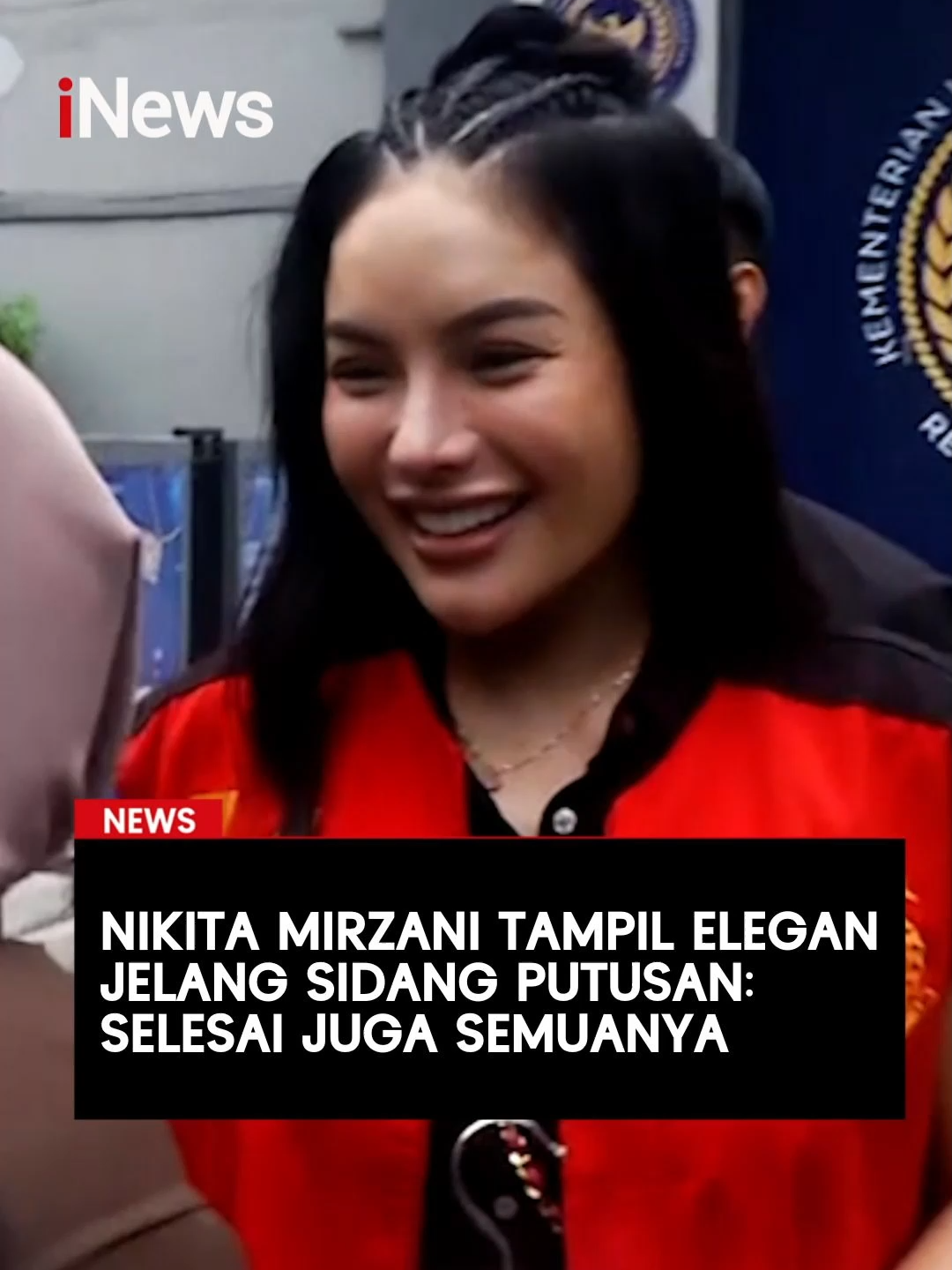 Aktris Nikita Mirzani bakal menjalani sidang pembacaan putusan terkait kasus dugaan pemerasan dan tindak pidana pencucian uang (TPPU). Sidang ini akan digelar di Pengadilan Negeri Jakarta Selatan, Selasa (28/10/2025). Ibu tiga anak itu kembali terlihat elegan dengan busana yang dikenakannya. Kali ini, dia mengenakan dress berwarna hitam dibalut rompi tahanan berwarna oranye. 