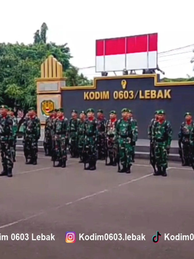 🇮🇩✨ Semangat Pemuda, Semangat Indonesia!✨🇮🇩 Rangkasbitung – Anggota dan PNS Kodim 0603/Lebak melaksanakan Upacara Peringatan Hari Sumpah Pemuda ke-97 Tahun 2025, bertempat di Lapangan Makodim 0603/Lebak, Minggu (28/10/2025). Upacara ini menjadi momentum untuk meneguhkan kembali semangat persatuan, nasionalisme, dan pengabdian kepada bangsa. Dengan mengusung semangat “Pemuda Pemudi Bergerak, Indonesia Bersatu”, seluruh peserta berkomitmen melanjutkan perjuangan para pendahulu dengan karya nyata bagi masyarakat dan negara. 💪🇮🇩 #Kodim0603Lebak #HarisumpahPemuda2025 #TNIAD #PemudaBersatu #SemangatKebangsaan #LebakBanten #tnikuatrakyathebatt #BangkitUntukIndonesiaMaju